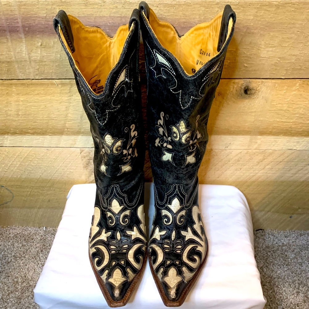 Women’s Distressed Black Corral boots with Genuine Lizard Skin Inlays . Sz 9.5.